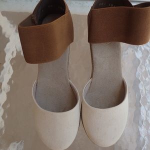 Charleston Shoe Company Ladies Shoes Size 6 Tan and Cream